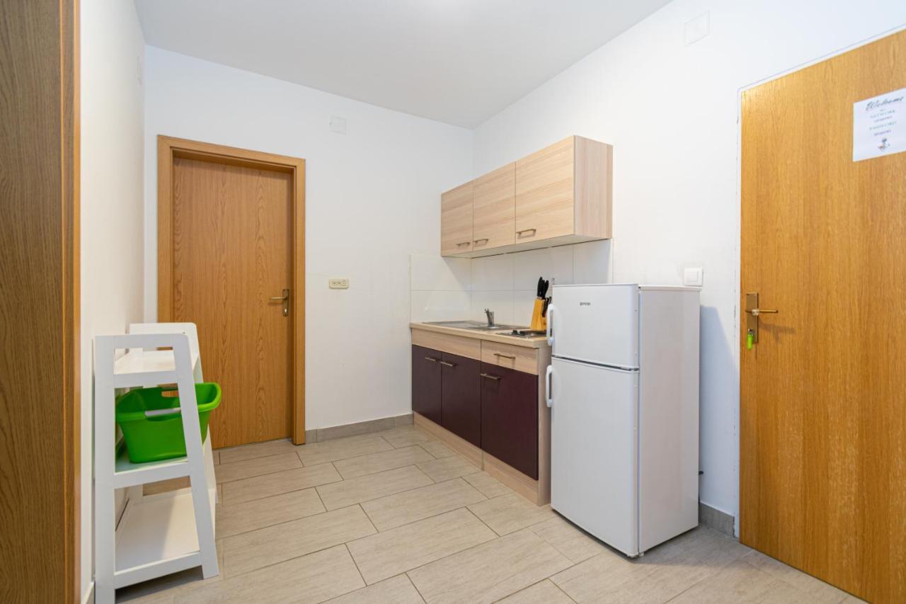 Apartments By The Sea Mandre, Pag - 3084 科兰 外观 照片