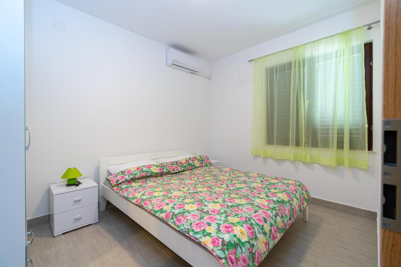 Apartments By The Sea Mandre, Pag - 3084 科兰 外观 照片